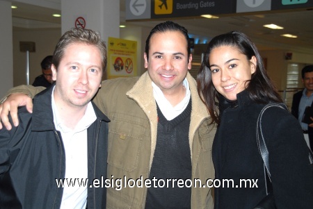 19012009
Ricardo, Eduardo Carmona y Patricia Gutiérrez viajaron a la Ciudad de México para realizar algunos negocios.