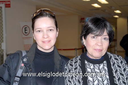 21012009
Eva de Ávila y Eva Ávila se encontraban en la sala del aeropuerto donde acudieron a despedir a Joel Ávila.