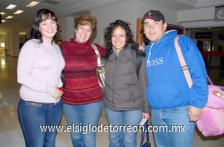 21012009
Georgina Barrera se fue al Distrito Federal y fue despedida por su mamá Gloria Atilano, su hermana Gabriela y su cuñado Argenis Bojorges.