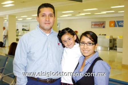 22012009
Enrique Ramírez despidió a Emilia Yáñez y Paulina Ramírez, quienes viajaron a la Ciudad de México para visitar a familiares