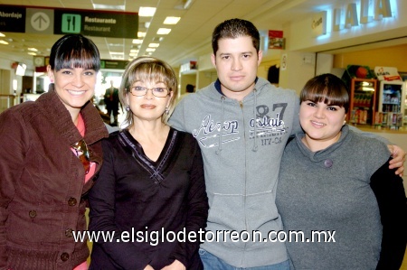 22012009
Juan José Andrade se fue a Finlandia en plan de estudios y fue despedido por su mamá María Ángeles Negrete y sus amigas Ale Peña y Maribel Samaniego.