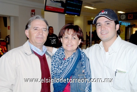 24012009
Santiago Muñoz y Estela de Muñoz se fueron con destino a Dubai y fueron despedidos por Carlos Muñoz.