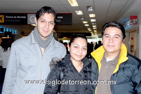 24012009
Víctor Hugo y Víctor Manuel Delgado recibieron a Lorena Delgado a su llegada de Toronto, Canadá.