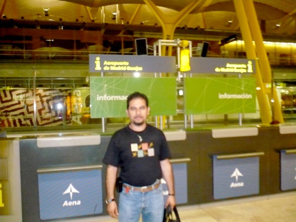 Alejandro Angón Flores arribando al aeropuerto Barajas en Madrid España el pasado mes de Noviembre 2008