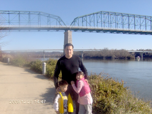 Sergio Reza y sus hijos Valeria y Sergio en Chattanooga, Tenneesse.