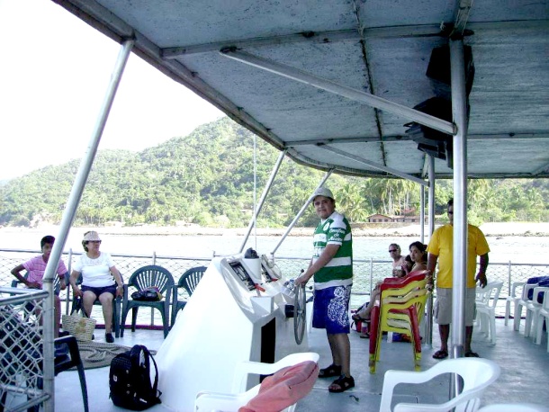 09 Enero 09 Puerto Vallarta Victor Rojas manejando el barco Beach Boy durante un paseo