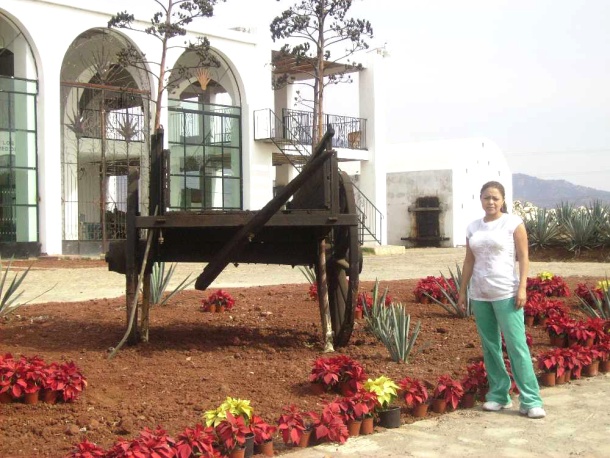 Paula Gallegos de visita en una planta de Tequila, en Tequila, Jalisco en su viaje de luna de miel, enero del 2009.