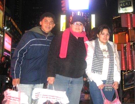 Diana, Cristy y Jesus Romero Atayde, en Time Square N.Y.