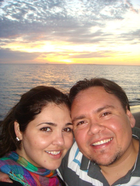 Gerardo de la Rosa y Karla Velasco en Playa Maviri, Sinaloa diciembre 2008