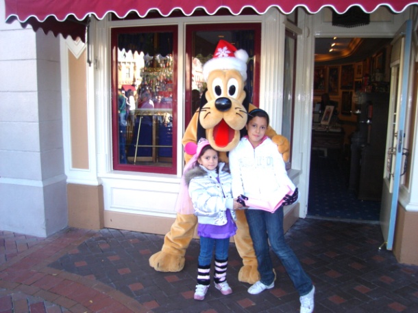 María Fernanda y Daniela Saenz Cortés en Disneyland Ca. En vacaciones de diciembre de 2008