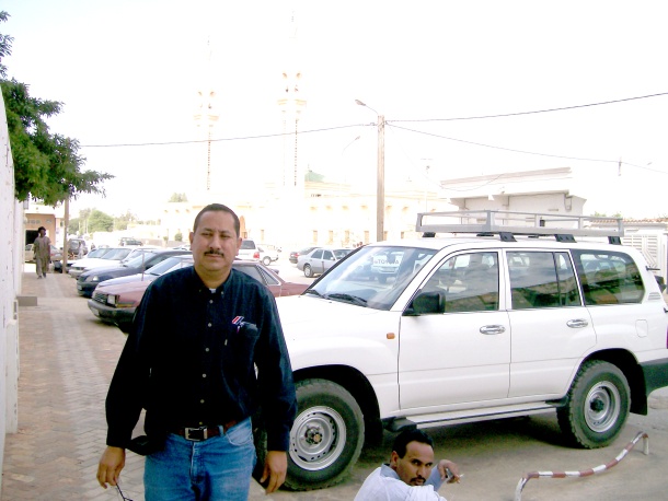 Roberto Iturriaga a las afueras de una mezquita en Mauritania en África , junio 2007.