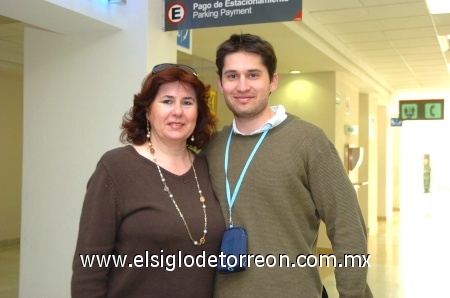 27012009
Juanita Martínez Santos y Leticia Méndez, en el aeropuerto de la ciudad.