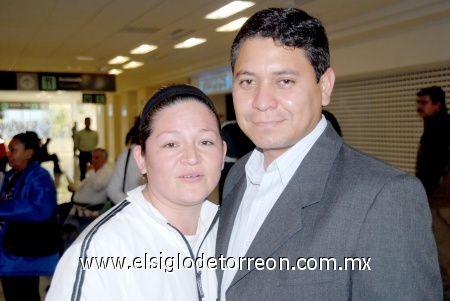 28012009
María de Jesús Piña despidió a Ernesto Nava, quien se fue a México en plan de trabajo.