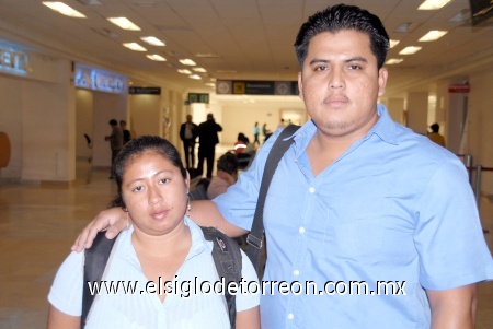 28012009
Yasmín Gálvez regresó a Tuxtla Gutiérrez y fue despedida por Santiago Ramírez Vera