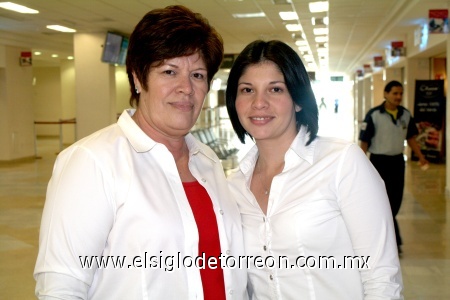 29012009
Consuelo García y Karla Escobedo, empleadas de arrendadora.