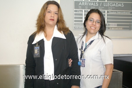 29012009
Nadxilli López Pérez y Georgina Contreras Fuentes laboran en el aeropuerto.