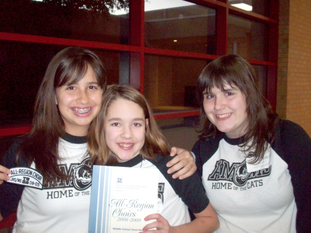 En Hewitt, Texas el pasado 31 de enero se celebro la exhibicion de All Region Choirs 2008-2009. Se hallaban las elegidas entre las mejores coristas del estado representando AMCMS Middle School de College Station Texas las sopranos Diana Garcia Vargas, Elizabeth Burley y Hannah Ridgeway.