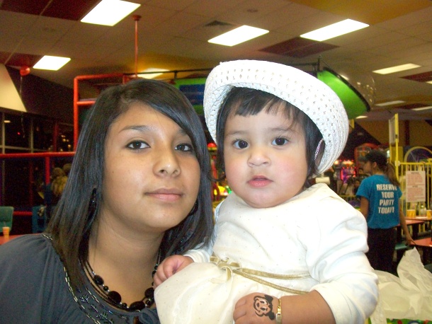 Karina y su sobrina Leah festejando el 1 año de Leah en Petter Pipper Pizza las cruces N.M