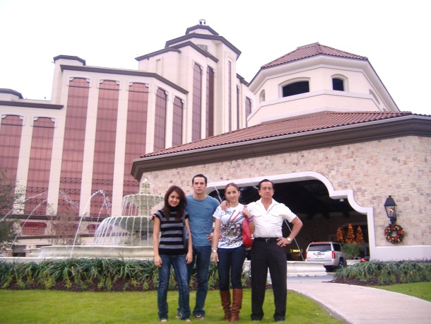 Nena, kiki, Caro y Jorge Gómez en el casino Lauberge en el estado de Lousiana.