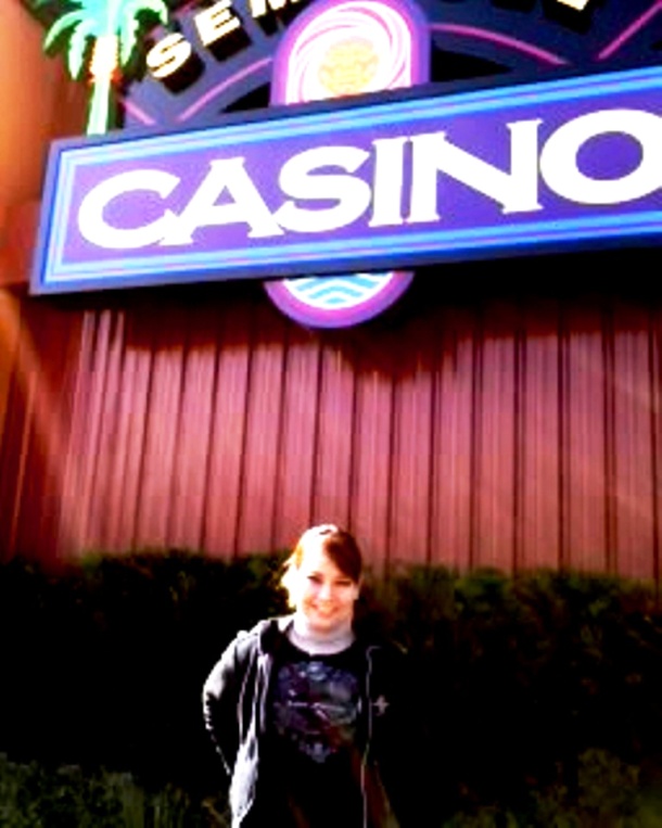 Paola Limones de Strickland celebrando su cumpleaños afuera del casino de nativos americanos Seminole Indian Casino en Brighton, Florida.