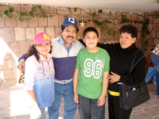 Scarlett R. de León con su padrino el cantante Lorenzo de Monteclaro, su primo Salomón y su abuela  Martha Olivares en  pasada recepción en una conocida Hacienda de San Luis Potosi.