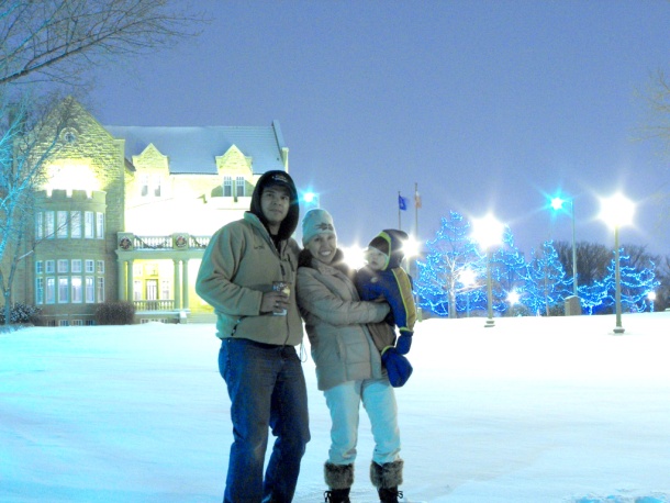 Familia lagunera radicando en la ciudad de Edmonton, Canadá, foto tomada afuera de la casa de gobierno, ubicada en el museo real. Raul Sanchez Eunice Magaly Moreno, y el pequeno Raulito.