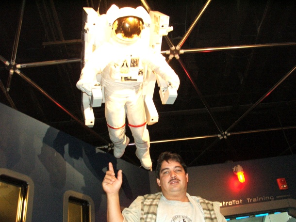 Luis Sánchez en el museo de la historia en Denver, Colorado.