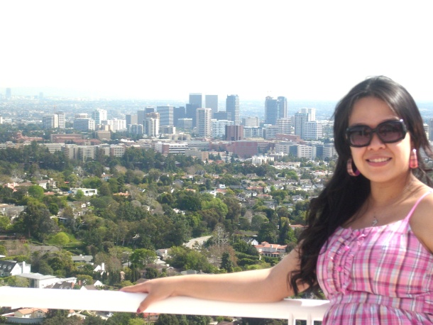 Carmen E. Avila en el museo del getty center con una vista espectacular de los Angeles CA. Febrero de 2009