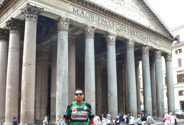 Leonel Hernández Afuera del Pantheon, Roma.