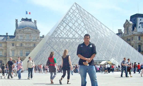 Leonel Hernández Museo de Louvre Paris.