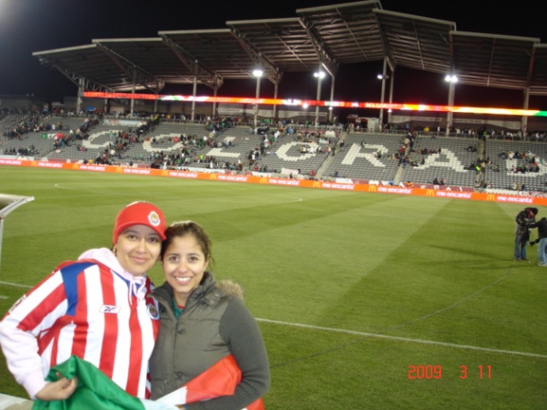 Romelia de Arreola y Fatima Hurtado al finalizar el partido Mexico vs Bolivia en Denver, Co.