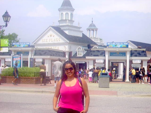 Mayra Lizeth Sandoval Sotelo en la entrada de six flags. usa. pais donde actualmente radica.