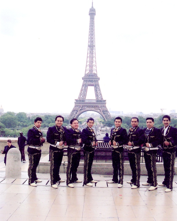 Mariachi Continental durante su visita a París, bajo la representación de Carlos Jaime Pacheco Chapa, Luis Jaime Pacheco Blanco, Jesús Rodolfo Pacheco Martínez, Javier Pacheco Chapa, Juan José Pacheco Chapa, Raúl Botello López, Samuel Castro Jurado y Orlando Arciniega Castañeda.