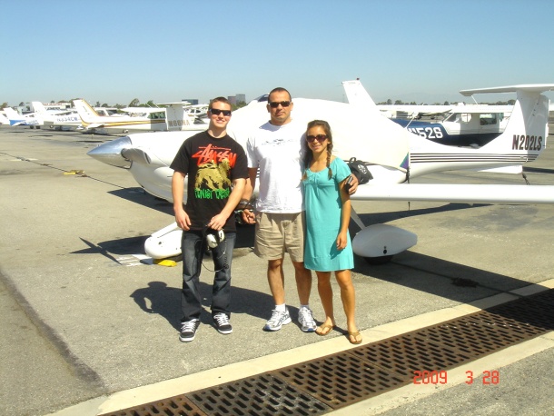 Listos para abordar la avioneta que los llevara a la Isla catalina en Ca USA Jon Morris,Ana karen y Rodolfo Rodriguez piloto Jim Morris