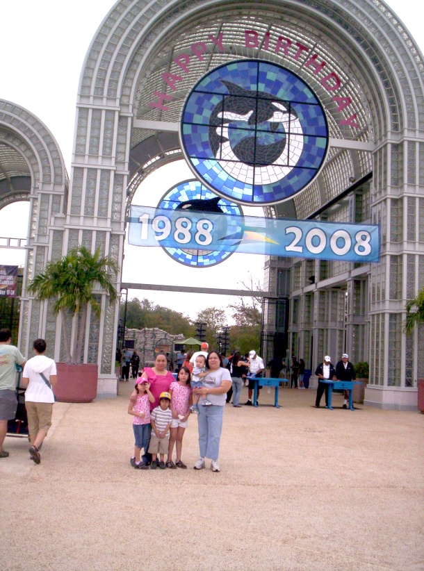 Marisa Herrera Visitando Sea World San Antonio el pasado marzo del 2009