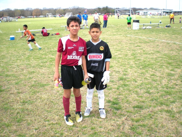 Jose Pablo Negrete(portero) y su primo Alejandro(delantero) después del juego de soccer en Waco,Texas. Jose pablo y sus papás son originarios de Gómez Palacio.