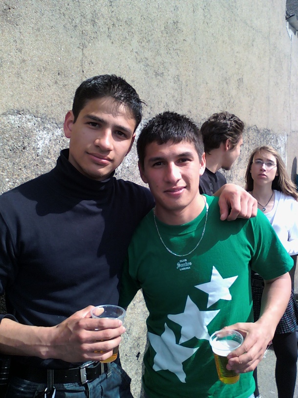 En la foto los hermanos Alan(izq) y Carlos Chacon(der), en Saint Joachim, France. Originarios de Cd.Lerdo, Dgo.