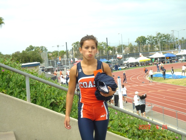 Anakaren Rdz califica para los estatales de atletismo en Costa mesa Ca.