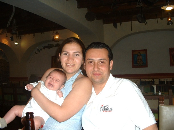 Braulio Cázares con su esposa Jenny de Cázares y su hijo Ángel Cázares en la ciudad de Guanajuato en Semana Santa 2009.