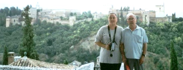 Elisa Poyatos lam y su tio Diego, en España, con fondo del palacio arabe La Alhambra.