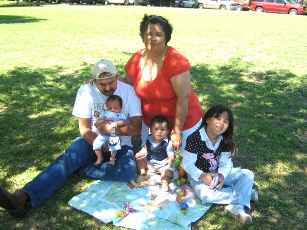 Gerardo Garcia, Mary Hernandez, Alessandra, Gerald y Edward en el Lago lady Bird en Austin tx. El domingo de pascua o el dia de la coneja