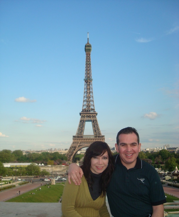 Luis Carlos Villalobos y Jacqueline Flores de Villalobos en Paris, Francia, abril 2009