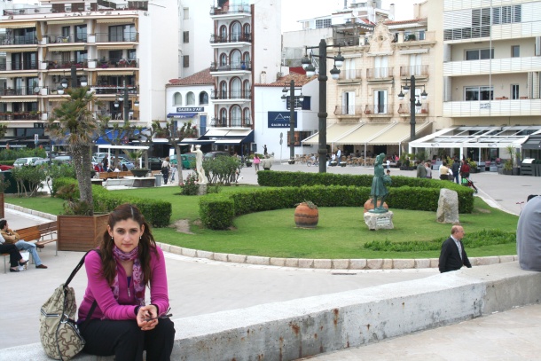 Tania Fernández Cavazos paseando por la playa Stiges en Barcelona, España.