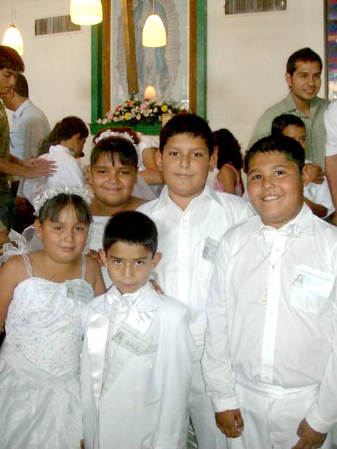 Primera Comunión, Iglesia La Villita Col. Valle Verde Torreón,Coah fue el 30 de Mayo 09, Los Primos José António, Pamela Vianney, Raúl, Claudia Elizabeth y Pedro. Convivio fue en La Quinta Gleasson