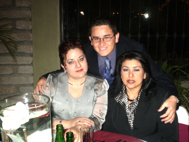 Sra Claudia Ma Gonzalez de Carrasco y Sra Elisa gonzalez de Garcia acompañando a Leonardo Adrian Carrasco Gonzalez en su graduación del Tecnologico de Saltillo el pasado mes de Abril