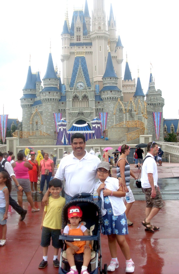 Jorge E. Huereca, Jorge E. Huereca Jr., Naimalucia Huereca y Briana Huereca, de vacaciones en Orlando Florida, Disney World.