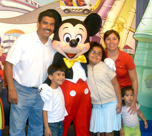 Jorge E. Huereca, Jorge E. Huereca Jr., Naimalucia Huereca, Briana Huereca y Rocío González de Huereca, de vacaciones en Disney World.