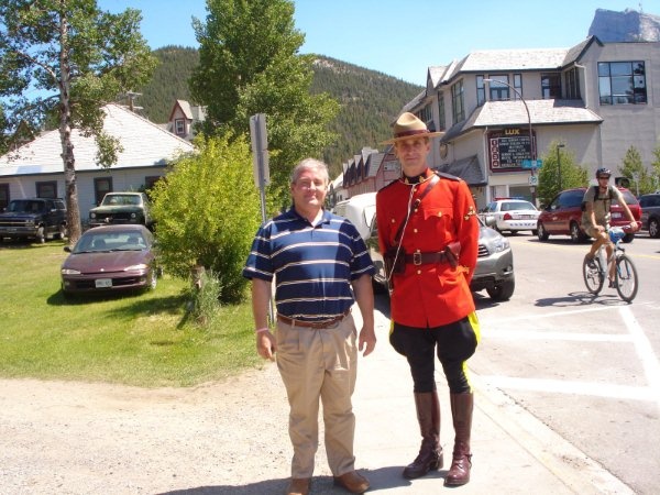 Blas Perez en Banff Alberta junto a oficial de RCMP. Julio 2009