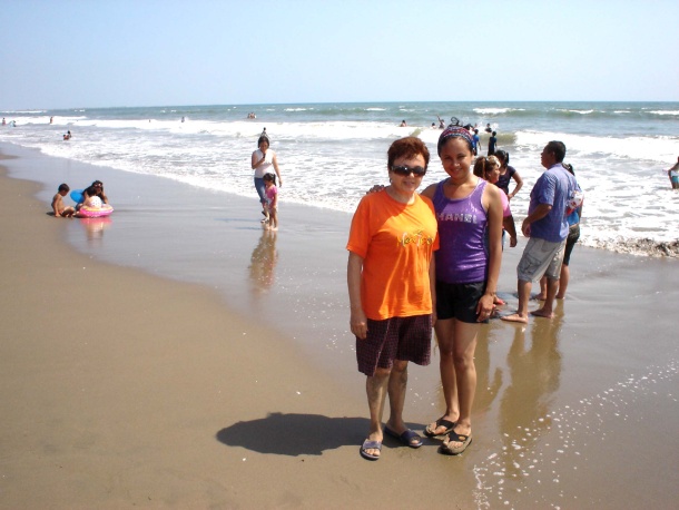 Claudia Samago y Beatriz García de visita con familiares en Playa el Tambor, Sinaloa. Julio 2009.