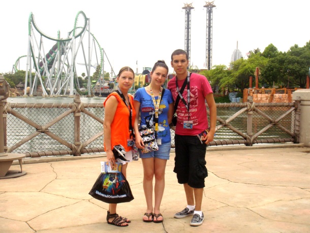 Javier Gzz, Narce y Priz Ramírez en un dia de diversión en Islands of Adventure en Orlando, Florida.